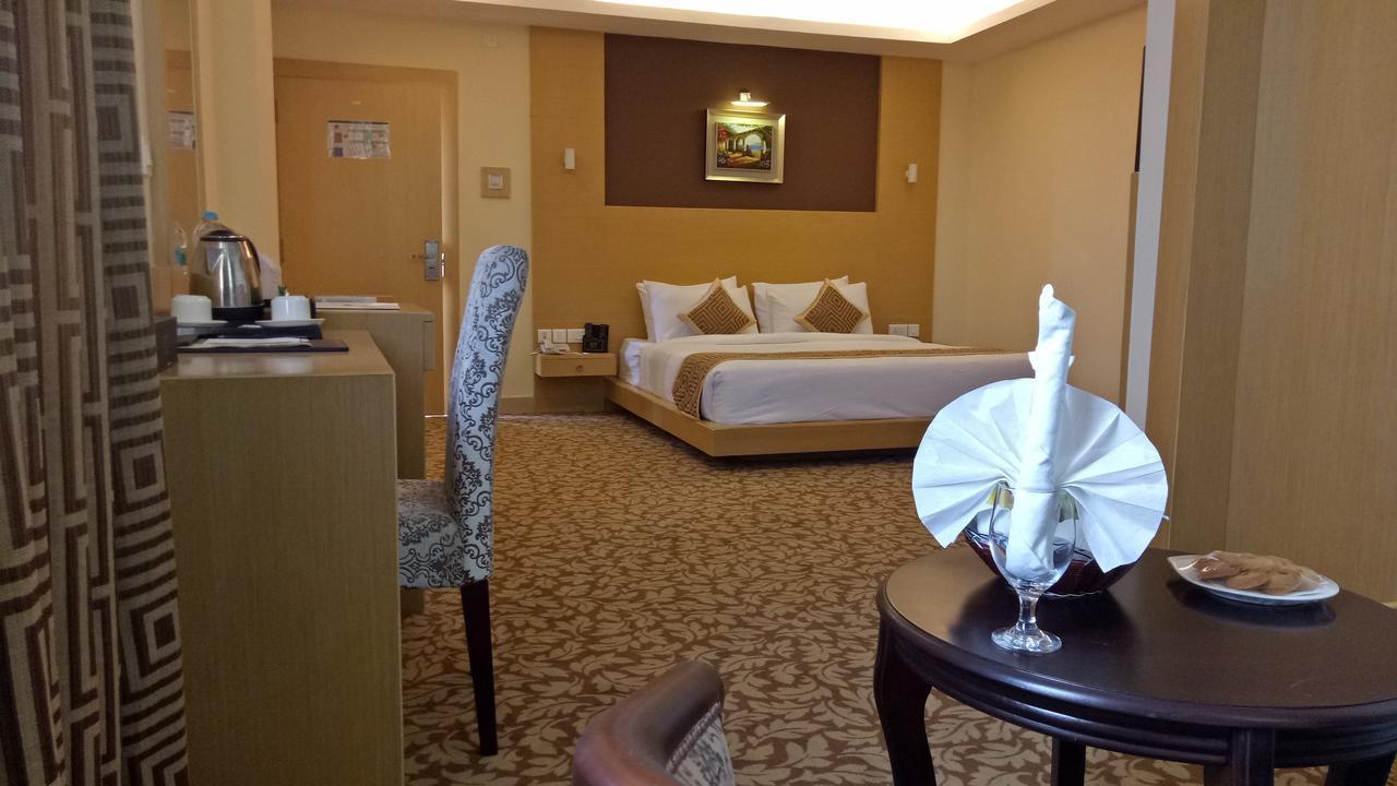 Hotel Patliputra Continental Патна Екстериор снимка