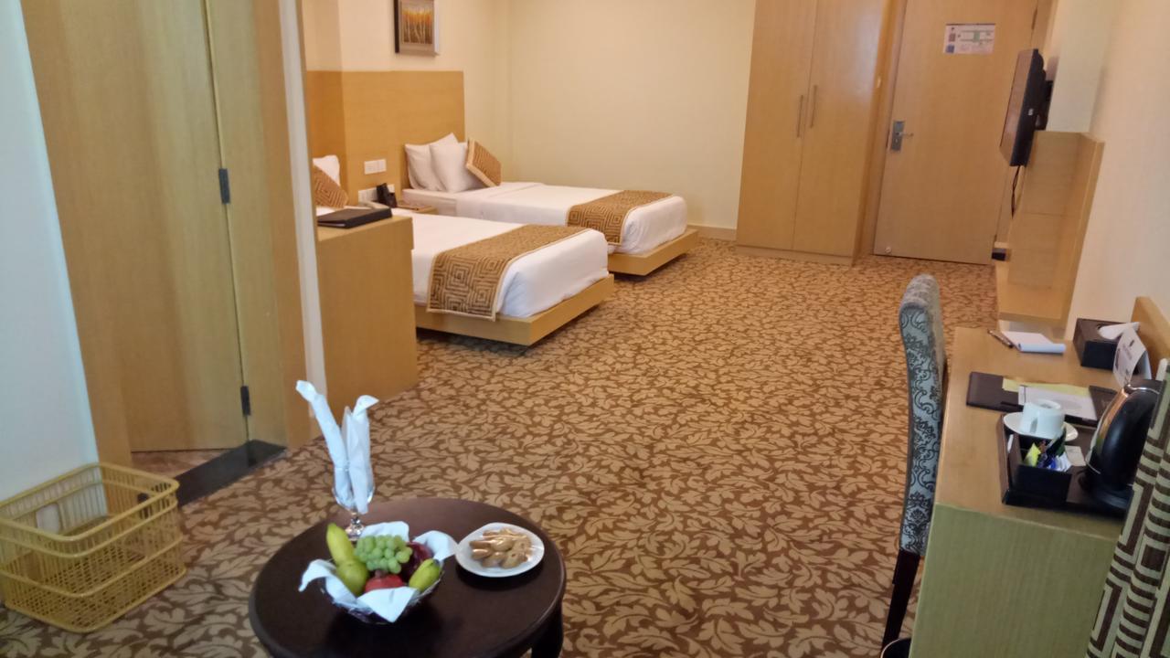 Hotel Patliputra Continental Патна Екстериор снимка