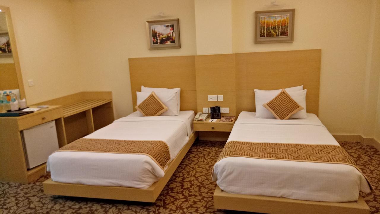 Hotel Patliputra Continental Патна Екстериор снимка