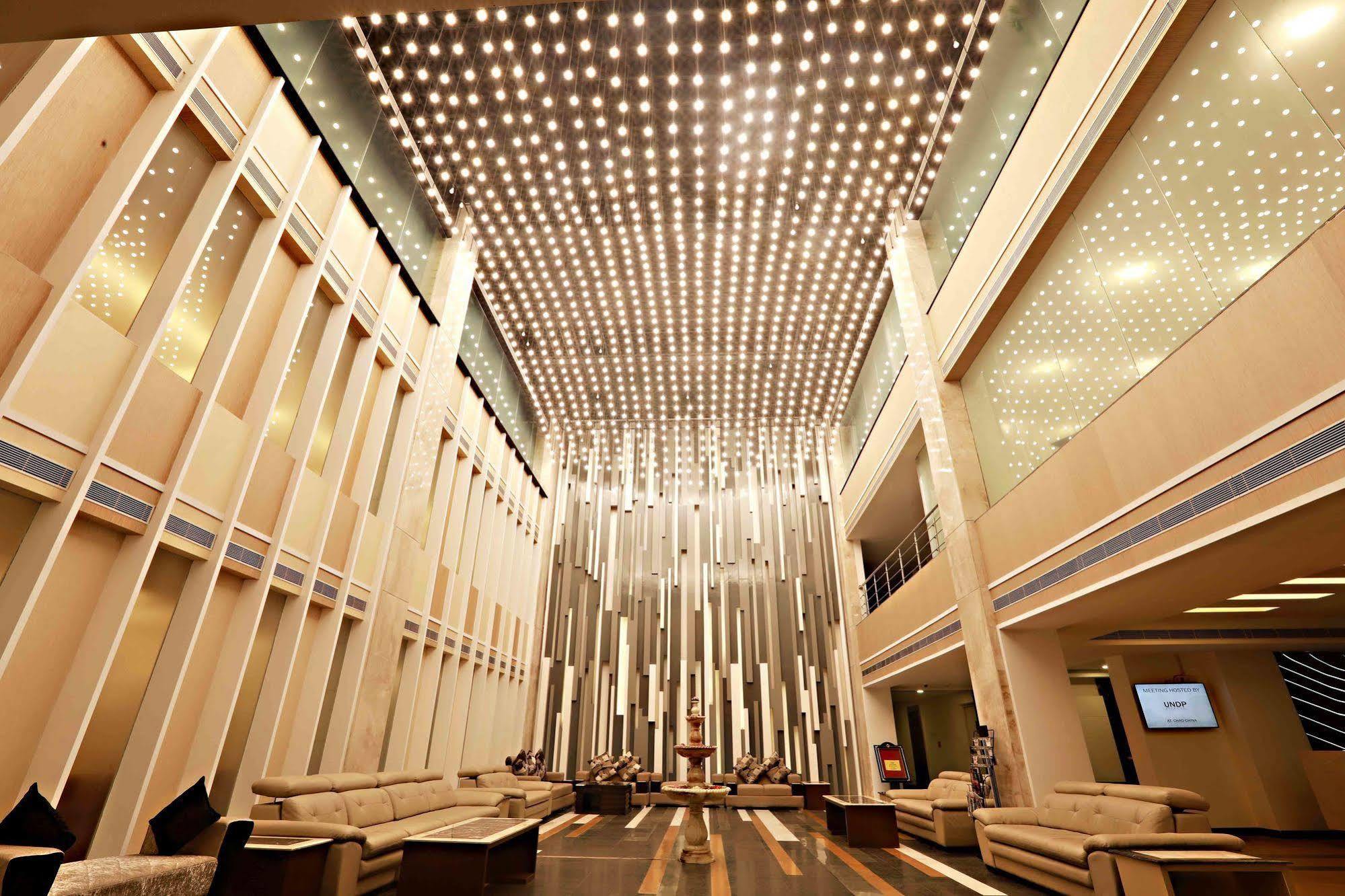 Hotel Patliputra Continental Патна Екстериор снимка