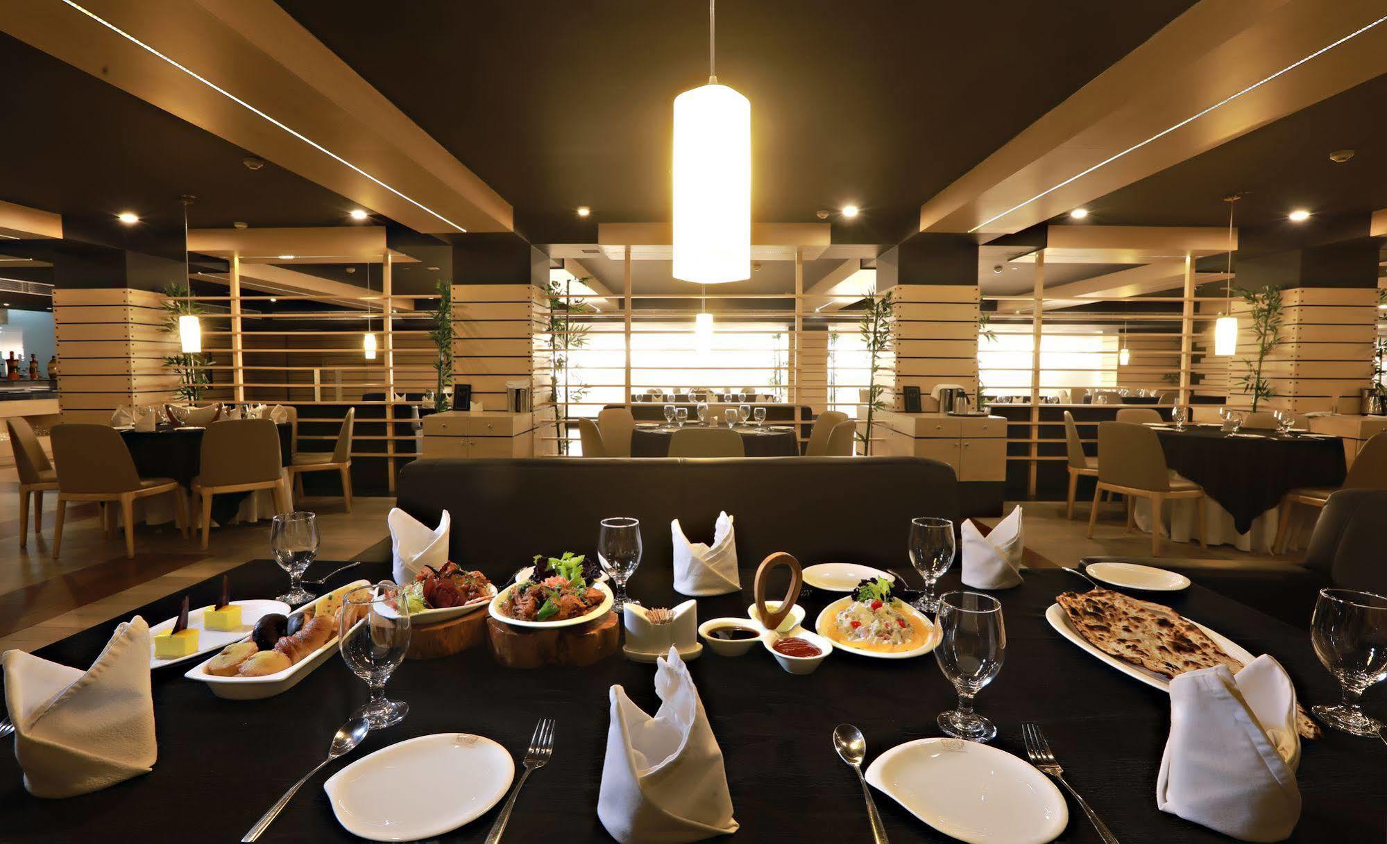 Hotel Patliputra Continental Патна Екстериор снимка