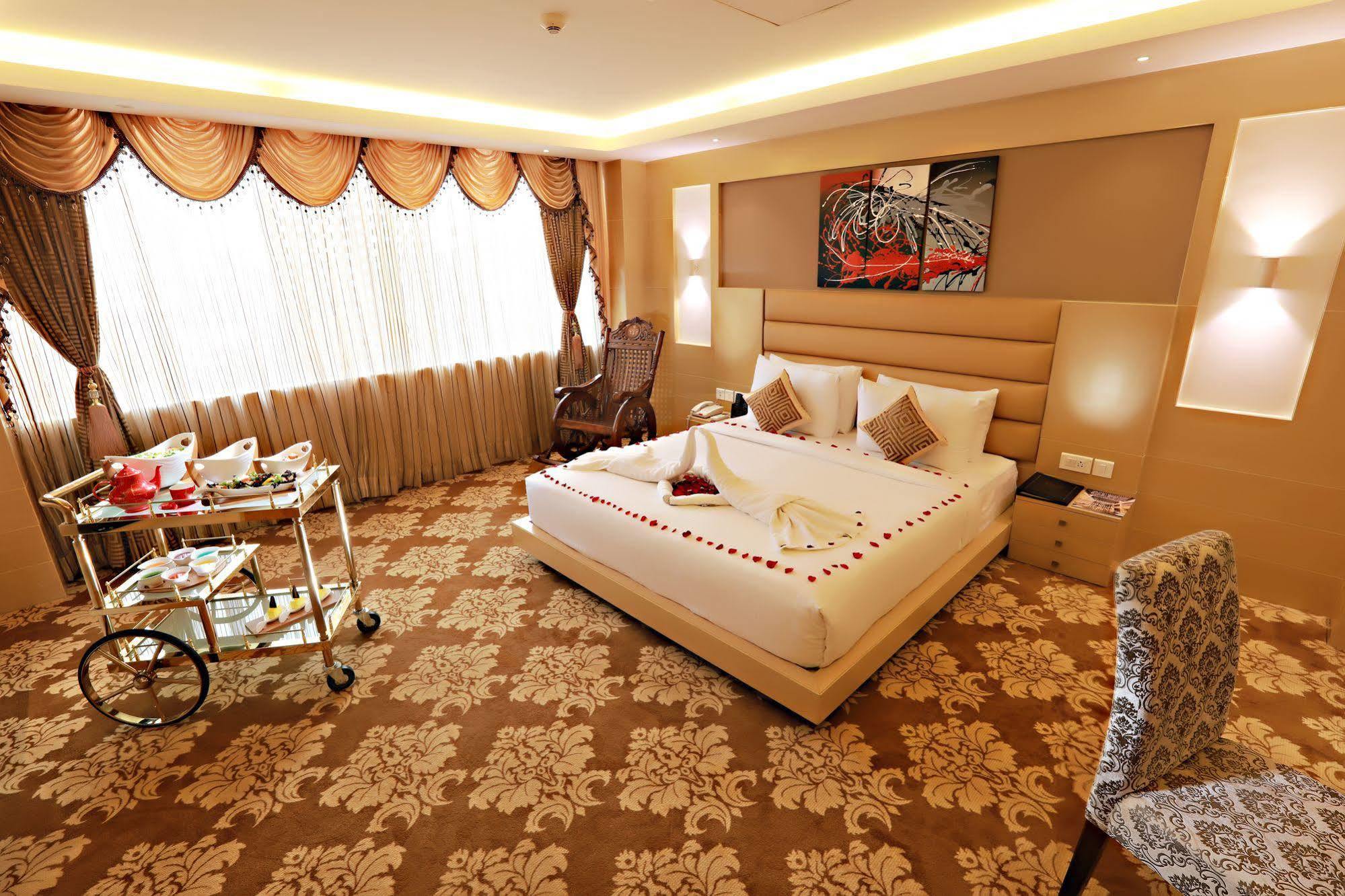 Hotel Patliputra Continental Патна Екстериор снимка