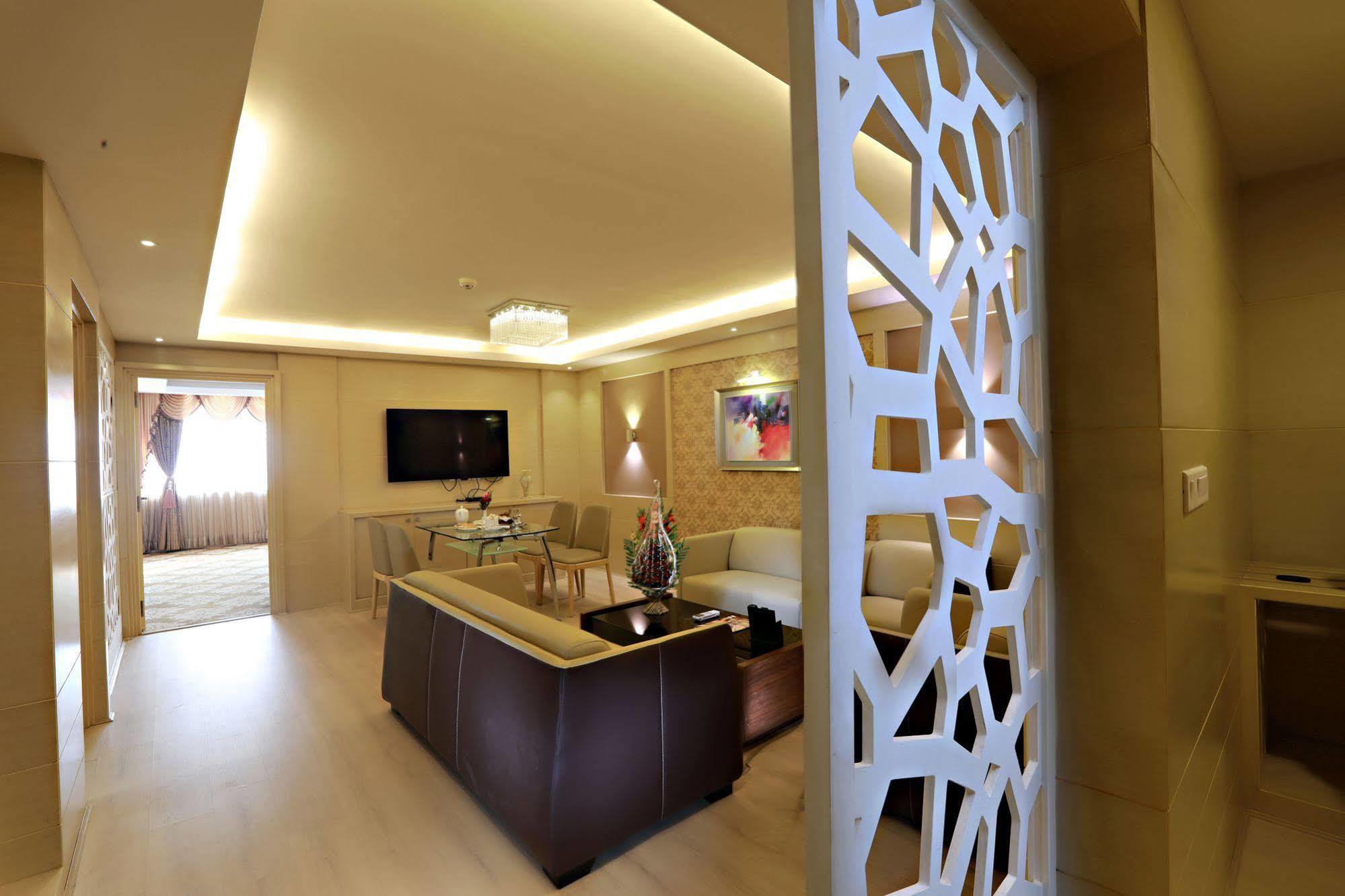 Hotel Patliputra Continental Патна Екстериор снимка