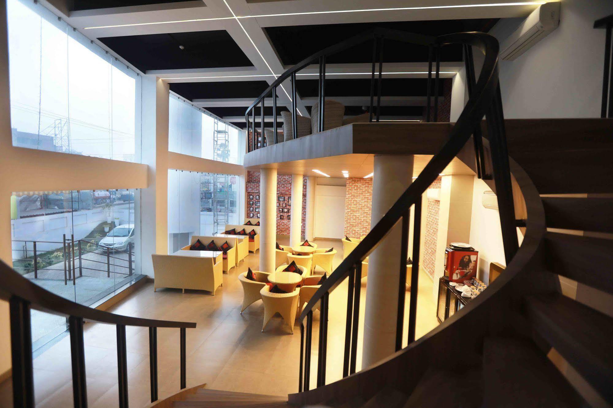 Hotel Patliputra Continental Патна Екстериор снимка