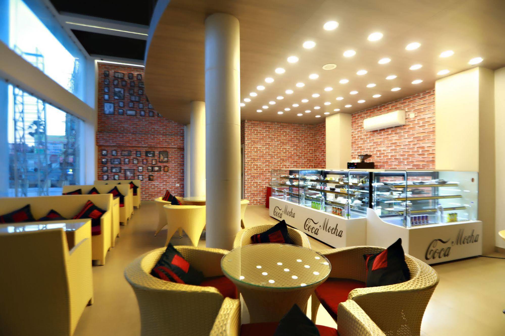 Hotel Patliputra Continental Патна Екстериор снимка