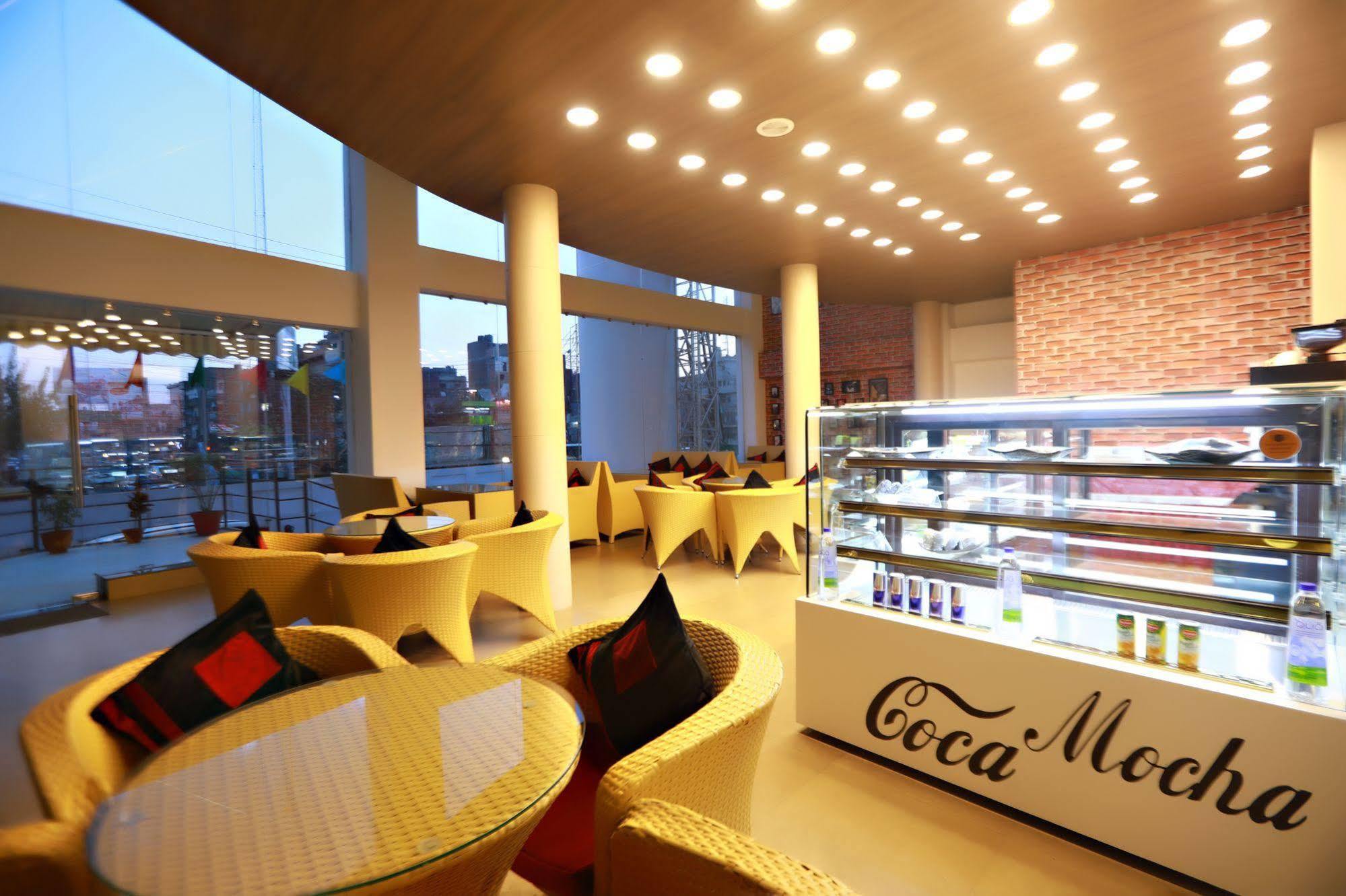 Hotel Patliputra Continental Патна Екстериор снимка