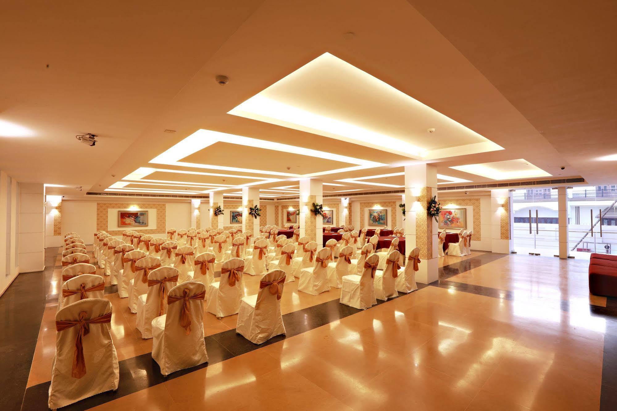 Hotel Patliputra Continental Патна Екстериор снимка