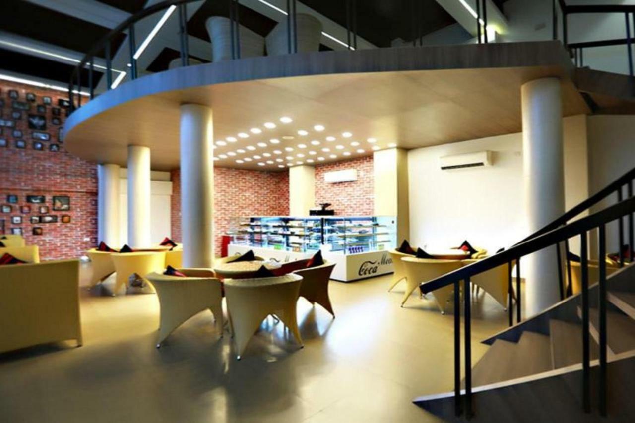 Hotel Patliputra Continental Патна Екстериор снимка